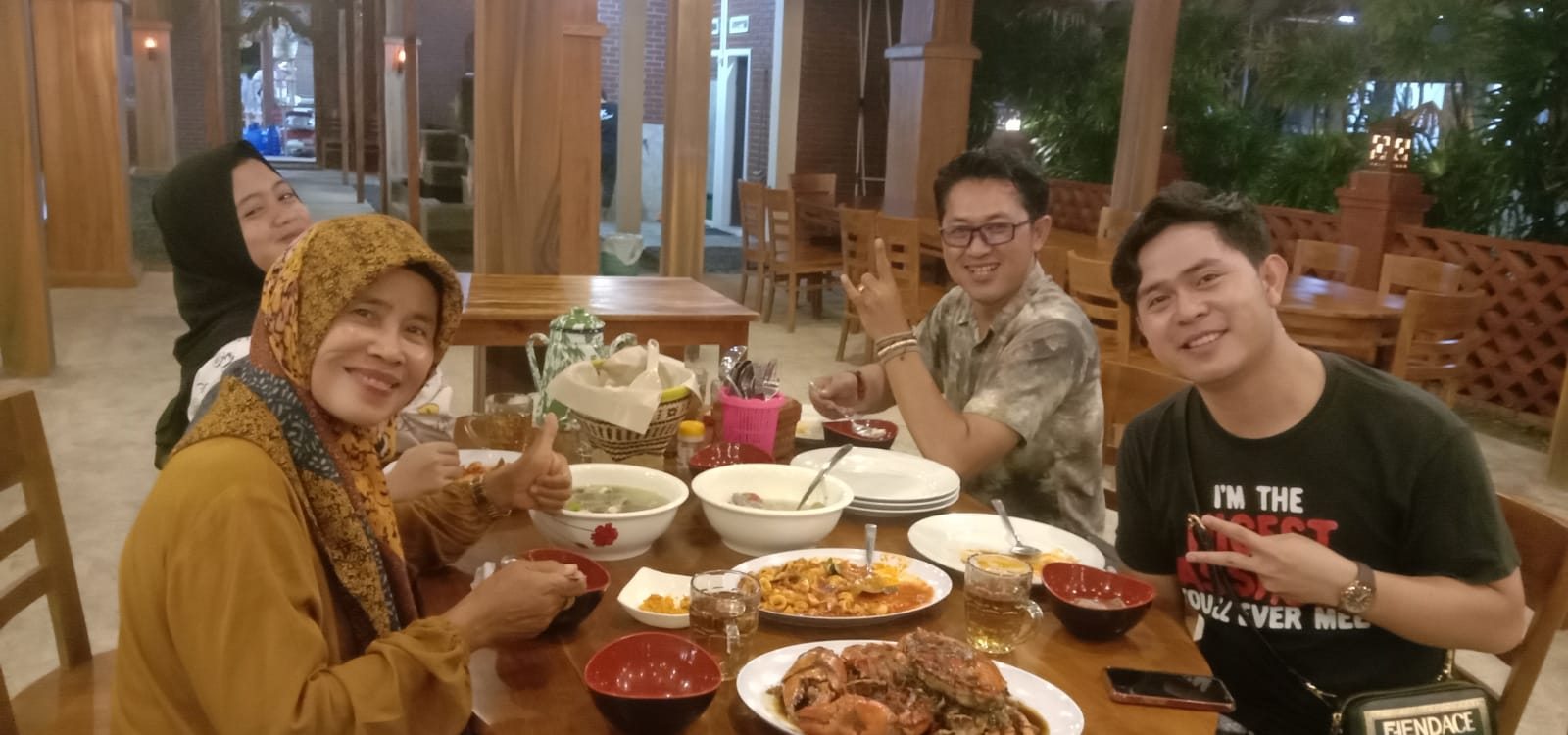 Pelanggan CK Seafood makan bersama