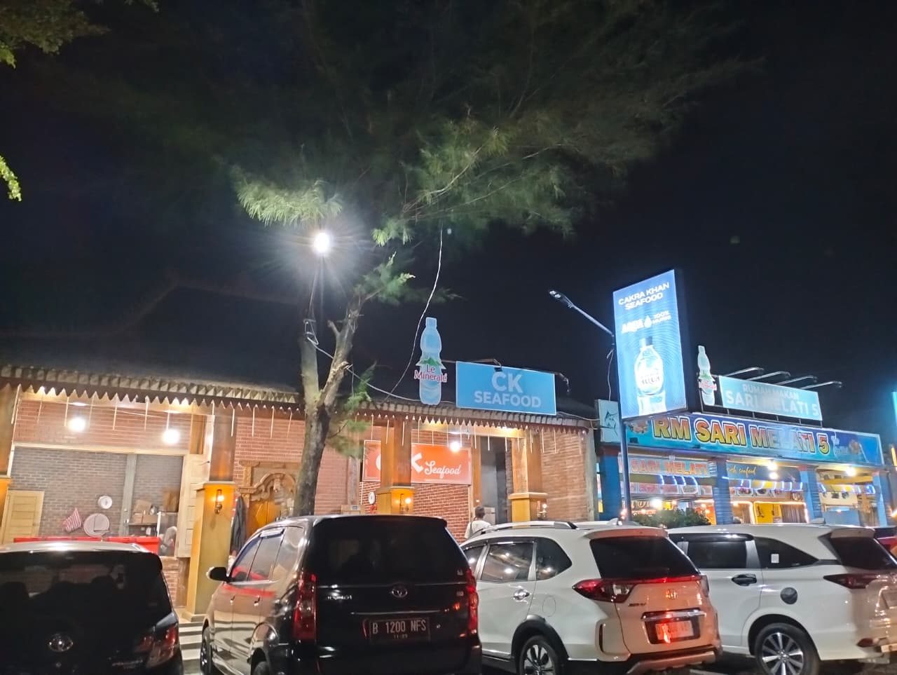 Tampak depan CK Seafood pada malam hari