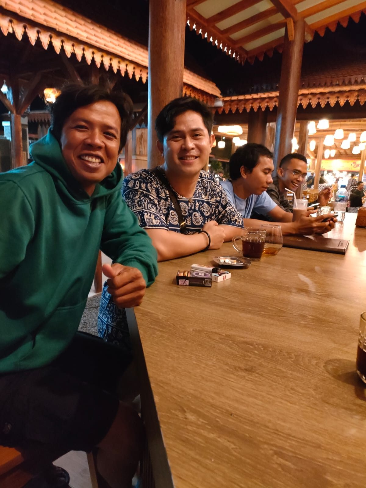 Pelanggan CK Seafood di meja makan pada malam hari