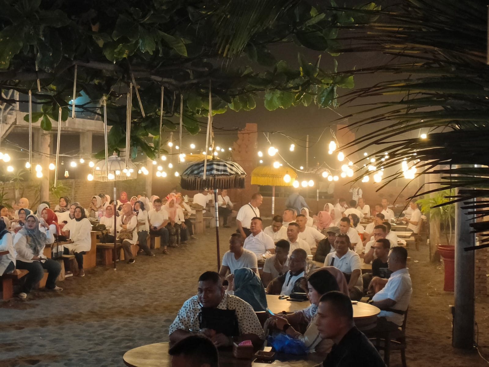 Suasana area makan CK Seafood pada malam hari